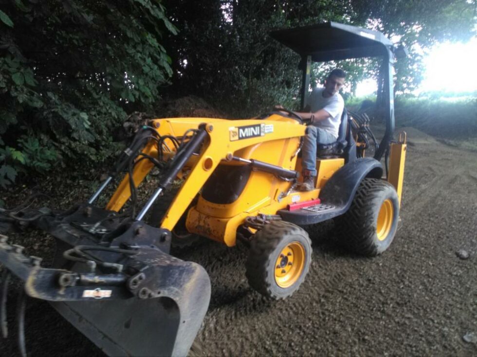 terrassement nivellement terrain engin chantier tracto-pelle JCB