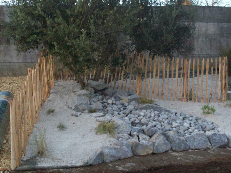 rocaille esprit bord de mer avec ganivelle paillage sable et galets marins