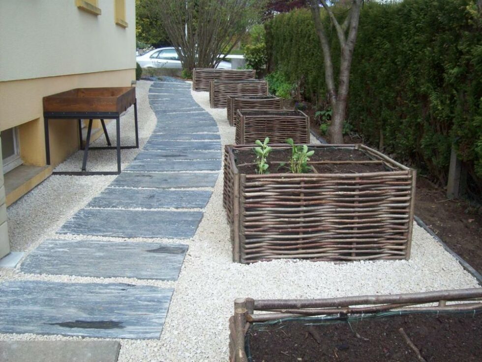 allee en schiste ardoisier et pas japonais en ardoise à Fougeres carres potagers en osier