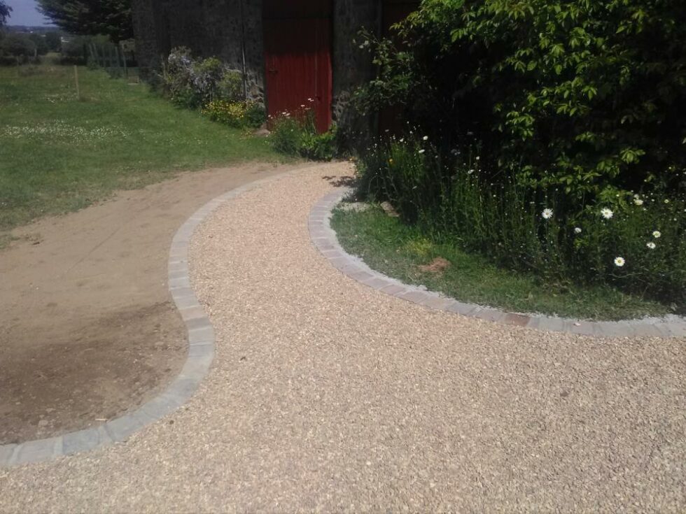 Allée en stabilisateurs de graviers et chainettes en pavés