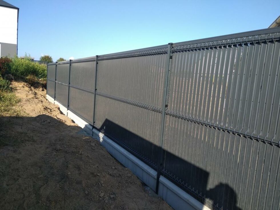 Grillage rigide occultation PVC gris sur plaques de soubassement béton